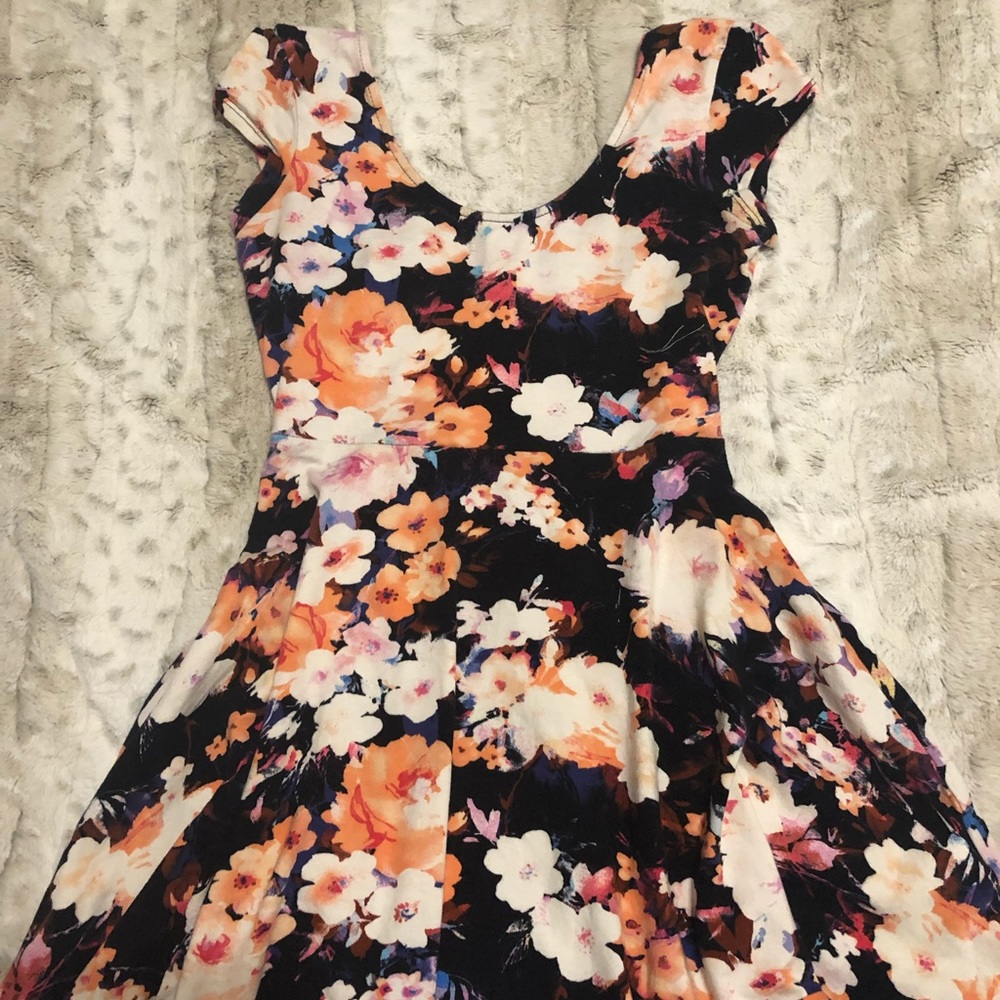 Short sleeved floral mini dress!